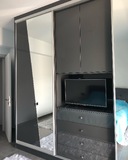 Συρόμενη ντουλάπα με καθρέφτες